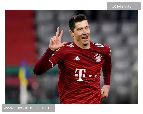 莱万重返老特拉福德为曼联进球拜仁球迷怒斥其背叛与忘恩负义